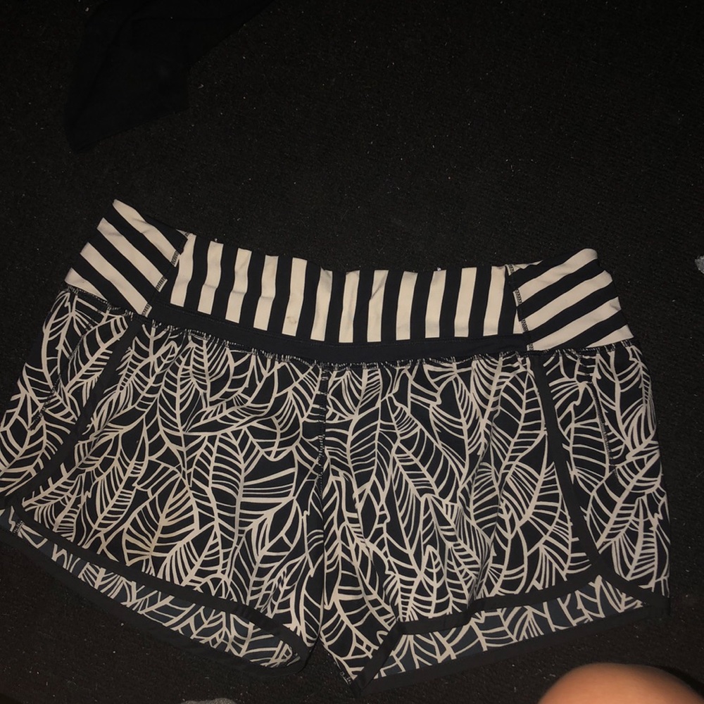 lululemon shorts, size isn’t on the tag but would fit a size 2-6 i’d say